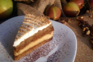 TORTA S JABUKAMA: Tu su i orasi, pa fina krema...