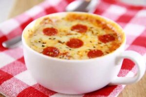 PIZZA IZ MIKROVALNE: Napravite izvrsno jelo za MANJE OD 5 MINUTA!