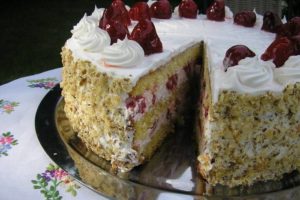 TORTA S JAGODAMA: Fino voće i šlag - provjerena kombinacija okusa