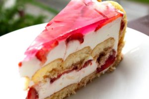 Piškota torta s jagodama i jogurtom