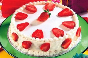Plazma torta s jagodama i šlagom