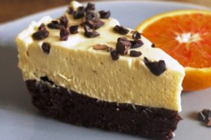 Torta sa musom od bijele čokolade i aromom naranče