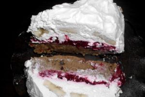 VOĆNA TORTA KOJA SE NE PEČE: Plazma torta s višnjama i bananama