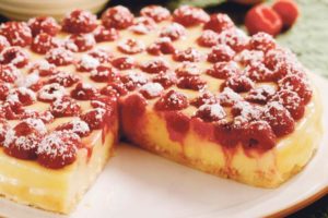 Torta s malinama i kremom od vanilije