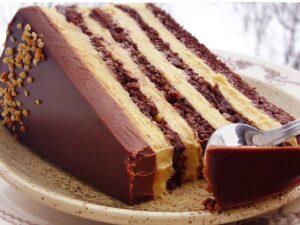 TORTA S LJEŠNJACIMA I KARAMELOM: Prekrasne forme, kremasta i veoma ukusna