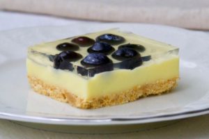 Kremasti kolač s borovnicama bez pečenja