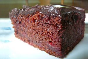 SUPER BRZI KOLAČ: Čokoladne kocke s višnjama