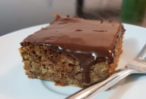 SOČNI KOLAČ S ROGAČEM I JABUKAMA: Toliko jednostavan i brz za pripremu...