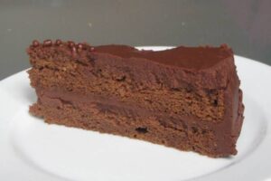 ČOKOLADNA TORTA: Sočna, izdašna i jednostavna za pripremu