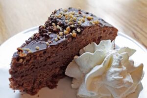 ČOKOLADNA TORTA ZA POČETNIKE: Gotova za samo 45 minuta, a tako sočna i ukusna
