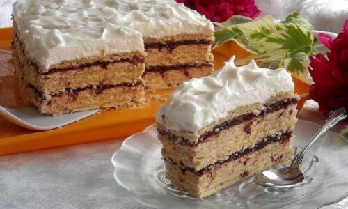SUPER BRZA: Keks torta sa višnjama i vanil kremom
