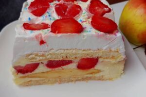 BOLJA OD SLADOLEDA: Fantastična voćna torta sa jagodama i bananama [VIDEO]