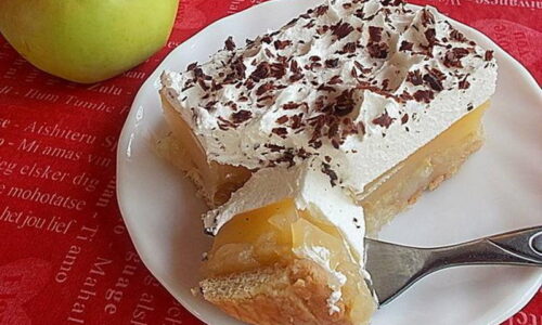 BEZ PEČENJA: Lagani kolač s jabukama, pudingom i šlagom