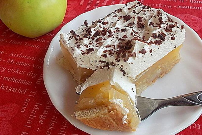 BEZ PEČENJA: Lagani kolač s jabukama, pudingom i šlagom