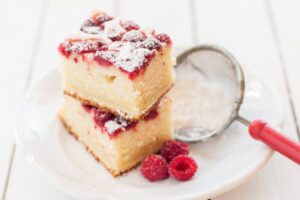 JOGURT KOCKE S MALINAMA: Kolač finog okusa i posebne svježine