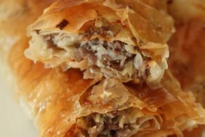 BUREK (S MESOM) NA BRZAKA: Iznenadit ćete se kako je mekan, sočan, mirisav...