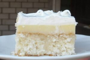 SOČNI KOLAČ SA KOKOSOM: Bez jaja, bez margarina…, ma bez ičega – ni mikser vam ne treba!