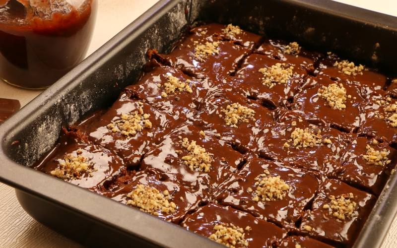 ČOKO-DŽEMKO KOLAČ: Brzi kolač od čokolade i džema koji ćeš stalno praviti [VIDEO]