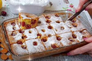 KOLAČ SA TREŠNJAMA: Bez puno muke pripremite pun pleh ukusnog i zdravog slatkiša!