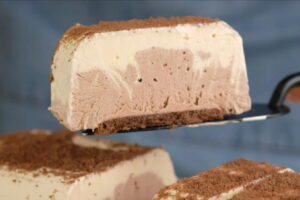 SLADOLED TORTA OD 4 SASTOJKA: Sa podlogom od keksa i dva fila, gotova za 5 minuta! [VIDEO]