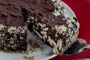 BRZA ČOKOLADNA TORTA: Bez pečenja, bez jaja, priprema se za samo 10 minuta [VIDEO]